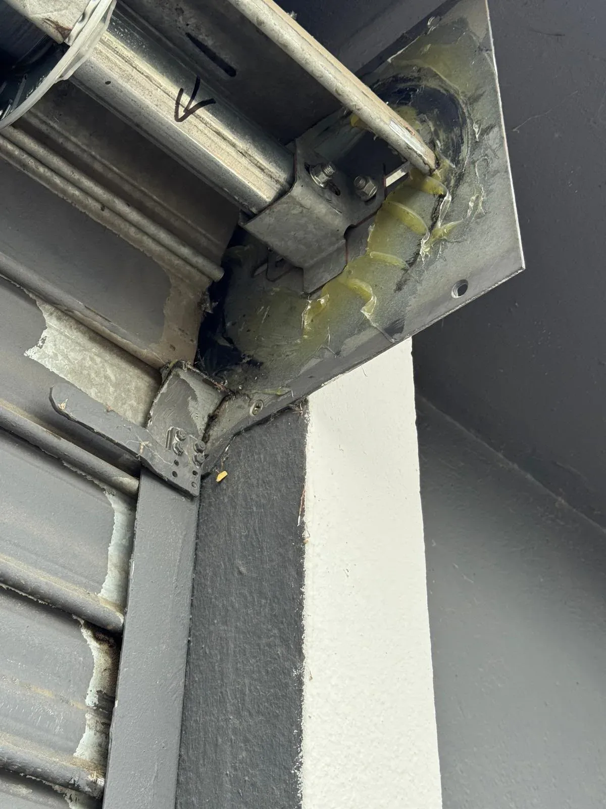 Entretien et maintenance de rideau métallique à Annecy Entretien et maintenance de rideau métallique à Annecy